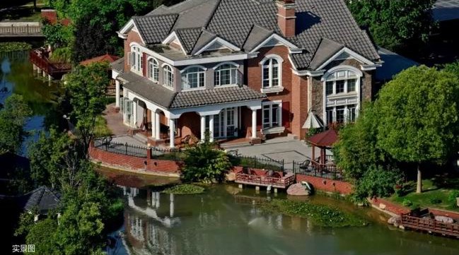 一湖潋天地，，一墅悦人生